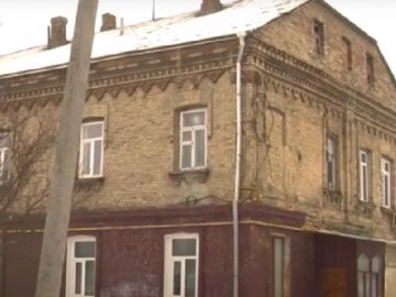Жителі столітнього будинку в Луцьку скаржаться на аварійний стан будівлі. ВІДЕО