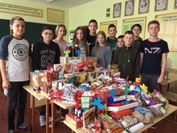 Волинські школярі відправили подарунки бійцям. ФОТО