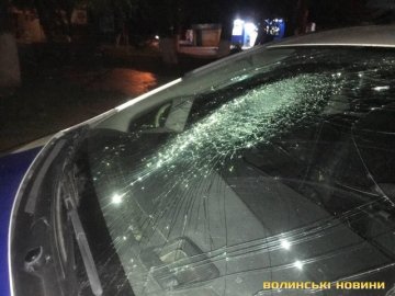 У Луцьку юнак розбив скло в автомобілі патрульних. ФОТО