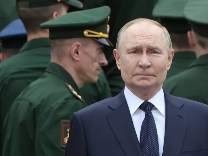 Україна офіційно дозволила РФ провести парад 9 травня – указ Зеленського
