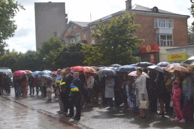 У жовто-блакитному одязі та з парасолями: у Ковелі відзначили День Прапора