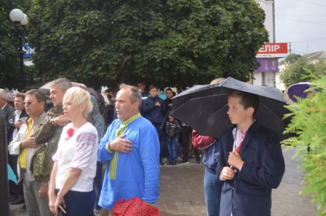 У жовто-блакитному одязі та з парасолями: у Ковелі відзначили День Прапора