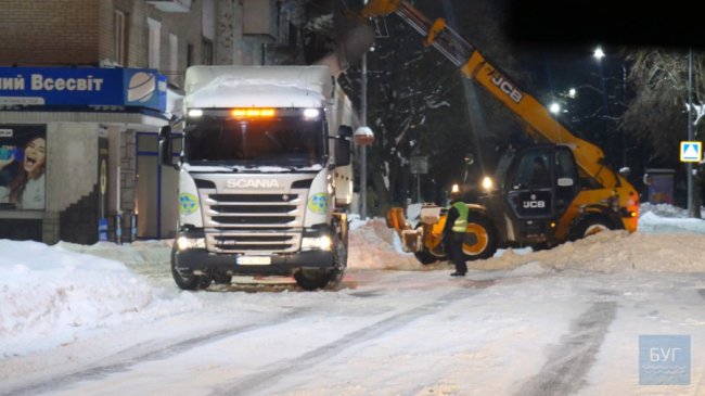 З Володимира-Волинського цілу ніч спецтехнікою вивозили сніг. ФОТО. ВІДЕО