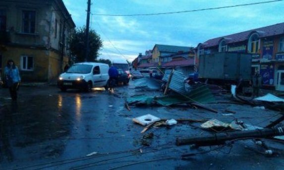 Фото наслідків урагану на Львівщині