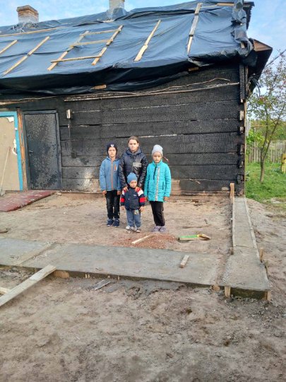 Багатодітна сім'я з Волині через пожежу залишилася без даху над головою. ФОТО