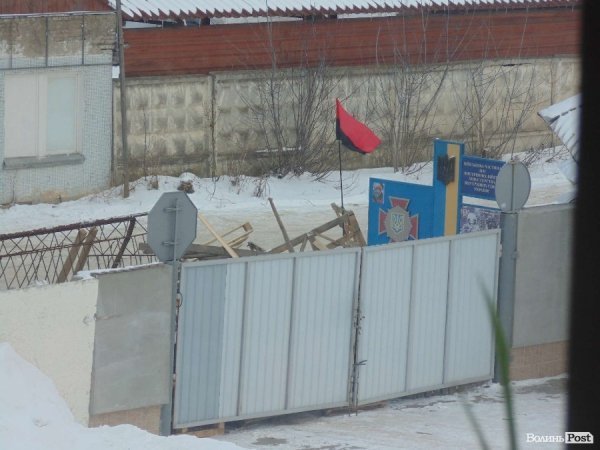 Вид на ворота з вікна бази