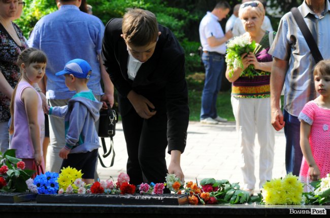 З маками і трояндами: у Луцьку відзначили річницю перемоги над нацизмом. ФОТО