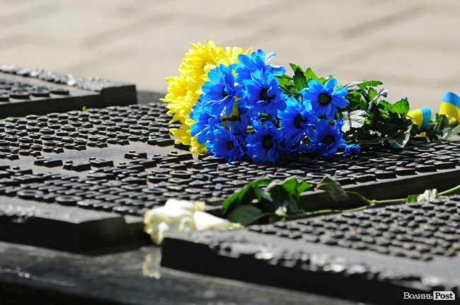 З маками і трояндами: у Луцьку відзначили річницю перемоги над нацизмом. ФОТО