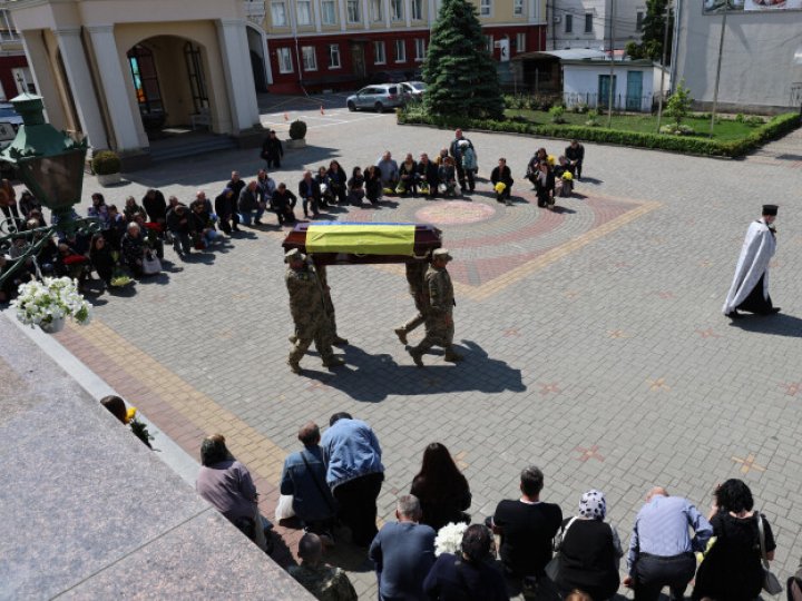 Домовину несли під звуки повітряної тривоги: у Луцьку віддали останню шану воїну Дмитру Гордійчуку