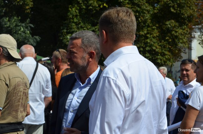 Щастя молодим та селфі-бум: як Гройсман гуляв центром Луцька. ФОТО