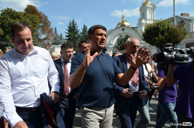 Щастя молодим та селфі-бум: як Гройсман гуляв центром Луцька. ФОТО