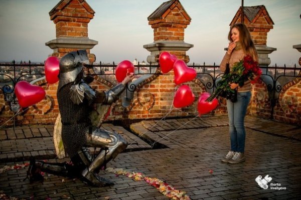 Романтичний Луцьк: пропозиція на вежі замку Любарта. ФОТО
