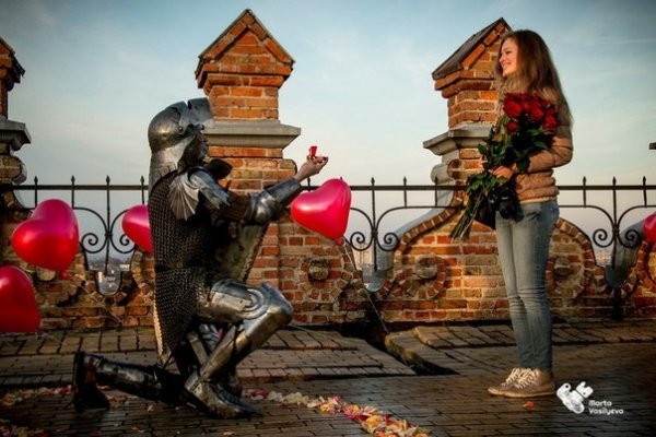 Романтичний Луцьк: пропозиція на вежі замку Любарта. ФОТО