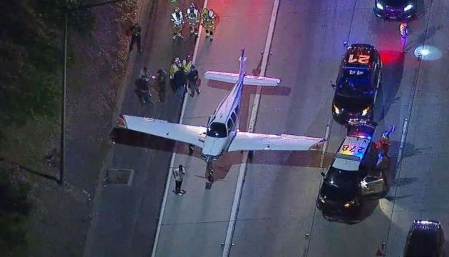 Пасажирський літак приземлився на автостраді у США