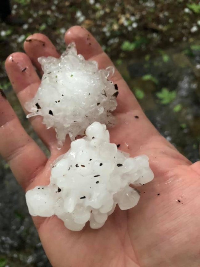 На Волині вирувала негода, випав град розміром з куряче яйце. ВІДЕО