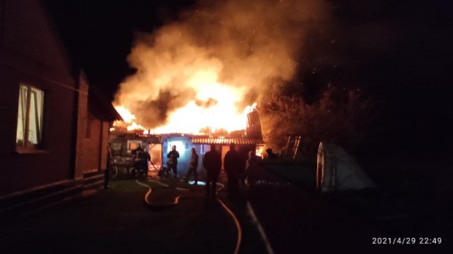 На Волині через коротке замикання електромережі горіли будинок і господарська споруда. ФОТО