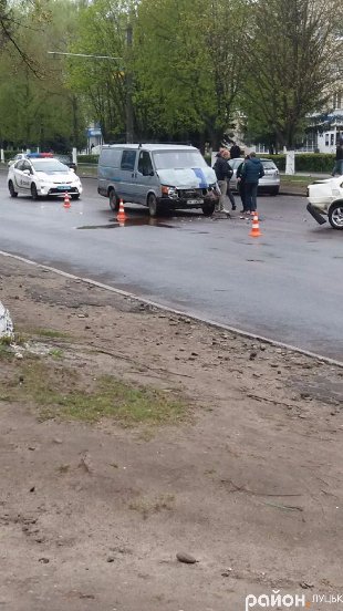 Аварія в Луцьку: бус врізався в легковик