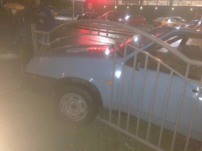 У Луцьку авто на швидкості втаранилося в огорожу