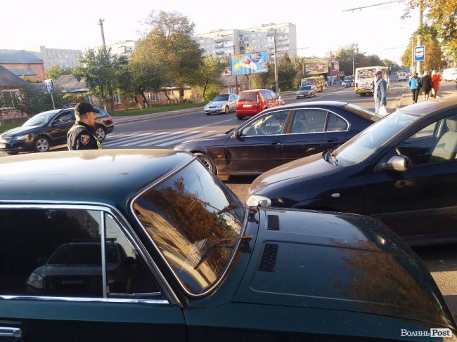 Аварія у Луцьку: не розминулися два легковики. ФОТО