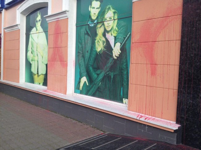 У центрі Луцька вандали обмалювали стіни пам’ятки архітектури. ФОТО