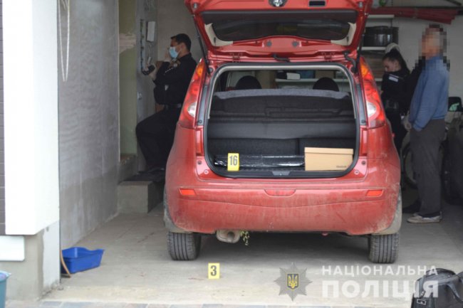 Біля Рівного жінка застрелила чоловіка та ледь не вбила доньку