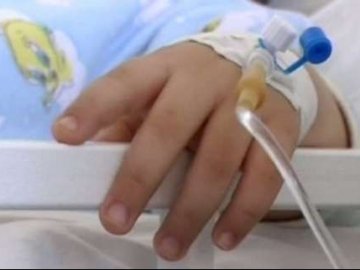 У Рівному рятували малюка, який проковтнув батарейку