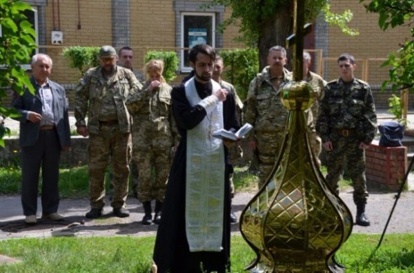 Купол та хрест з Волині прикрашатиме луганський храм, якого створили зі старого вагону. ФОТО