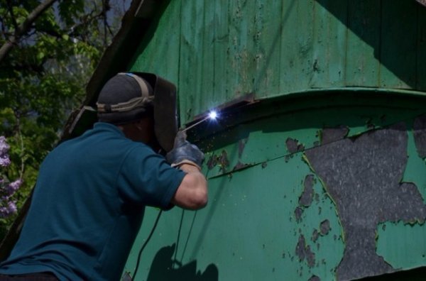 Купол та хрест з Волині прикрашатиме луганський храм, якого створили зі старого вагону. ФОТО