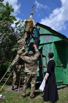 Купол та хрест з Волині прикрашатиме луганський храм, якого створили зі старого вагону. ФОТО