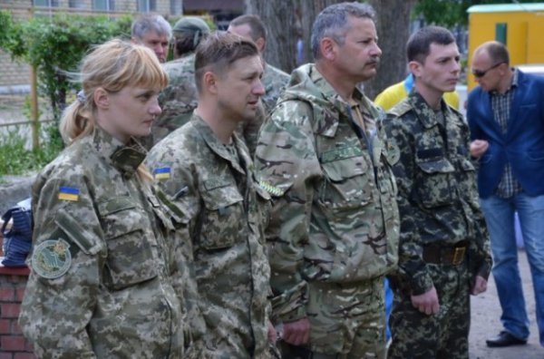 Купол та хрест з Волині прикрашатиме луганський храм, якого створили зі старого вагону. ФОТО