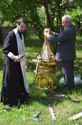 Купол та хрест з Волині прикрашатиме луганський храм, якого створили зі старого вагону. ФОТО