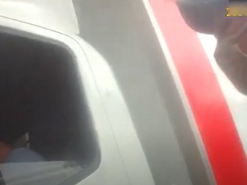 «Ну, думайте»: на Волині водій-порушник хотів «відмазатися» від патрульних хабарем. ВІДЕО