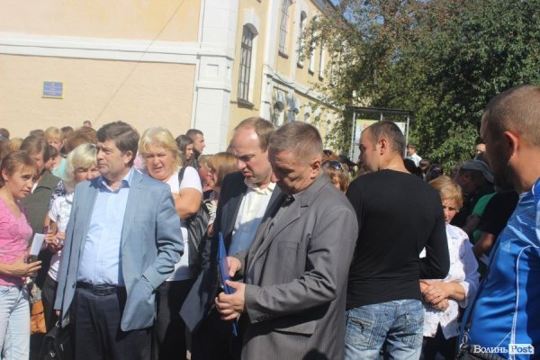 У Володимир-Волинському блокували військову частину. Фото. Відео