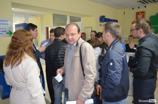 Луцькі підприємці змушені з ночі займати черги, аби потрапити у ЦНАП. ФОТО