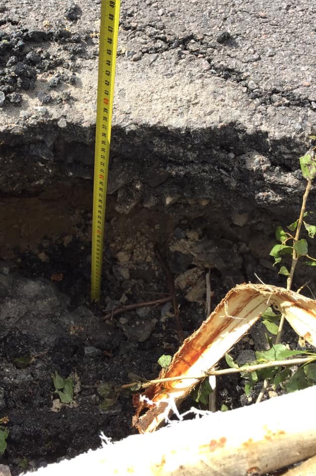 На волинській дорозі – яма глибиною майже у півметра. ФОТО