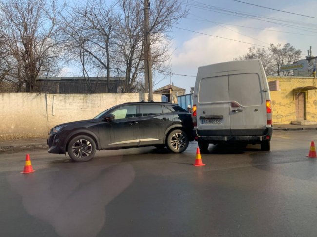 У Луцьку – ДТП: зіткнулися позашляховик та бус