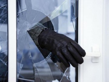 Винесли алкоголь, цигарки та одяг: двом волинянам за крадіжку з магазину «світить»  до 6 років тюрми