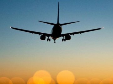 Олігархи та бізнесмени вилітають з України чартерними рейсами