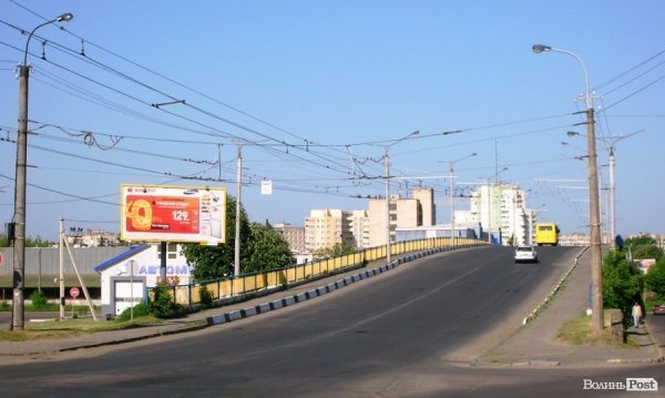 На мості у Луцьку – метрові дірки. ФОТО