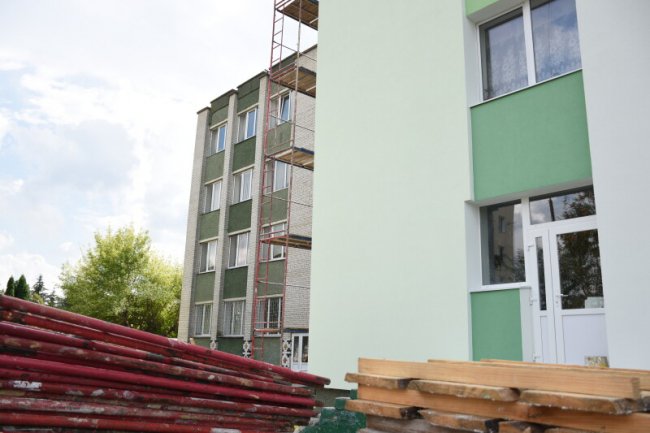 Ремонт фасаду, покрівлі та заміна вікон: у Луцьку комплексно термомодернізують школу. ФОТО