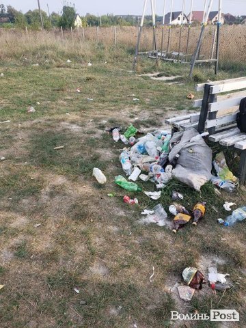 «Може, це Порошенко насмітив?»: поблизу ковельського ставка – стихійне сміттєзвалище. ФОТО