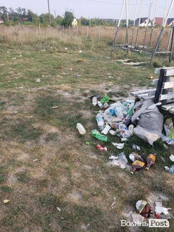 «Може, це Порошенко насмітив?»: поблизу ковельського ставка – стихійне сміттєзвалище. ФОТО