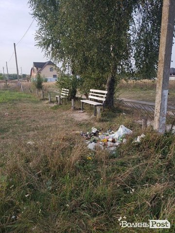 «Може, це Порошенко насмітив?»: поблизу ковельського ставка – стихійне сміттєзвалище. ФОТО