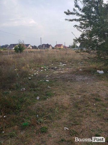 «Може, це Порошенко насмітив?»: поблизу ковельського ставка – стихійне сміттєзвалище. ФОТО