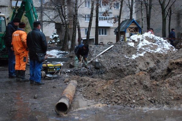 У Луцьку через ремонт водопроводу шість будинків залишились без води. ФОТО