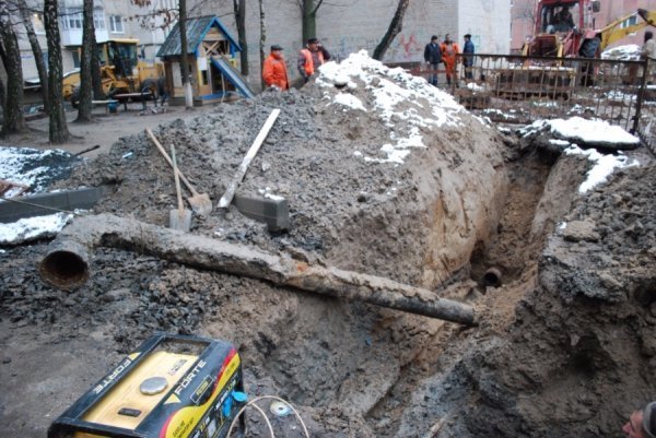 У Луцьку через ремонт водопроводу шість будинків залишились без води. ФОТО