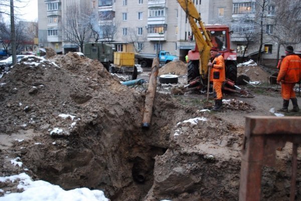 У Луцьку через ремонт водопроводу шість будинків залишились без води. ФОТО