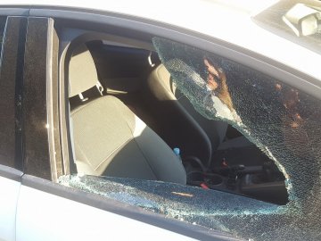 У центрі Луцька серед білого дня обікрали машину