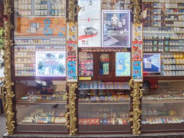 Депутати Луцькради просять забрати цигарки з вітрин магазинів