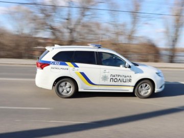 Луцькі патрульні супроводили до лікарні авто з немовлям, яке впало з дитячого візка. ВІДЕО